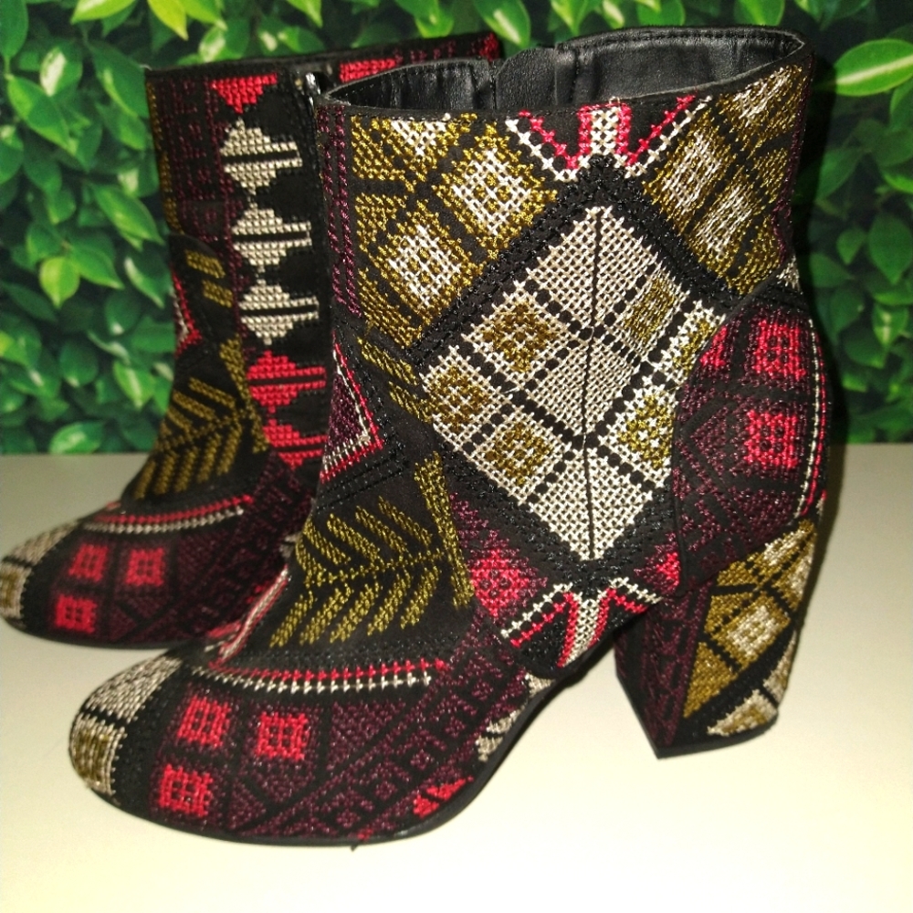Gorgeous Textile Geometric Embroidered Ankle booties by Rampage Sz 7.5